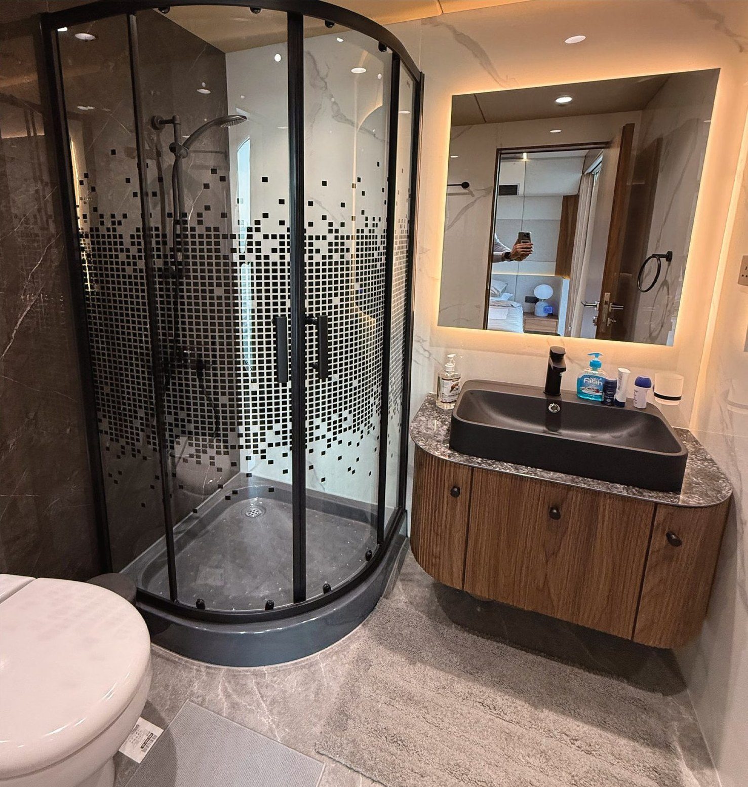 RISE 70 head with glass shower enclosure, stone basin and walnut joinery