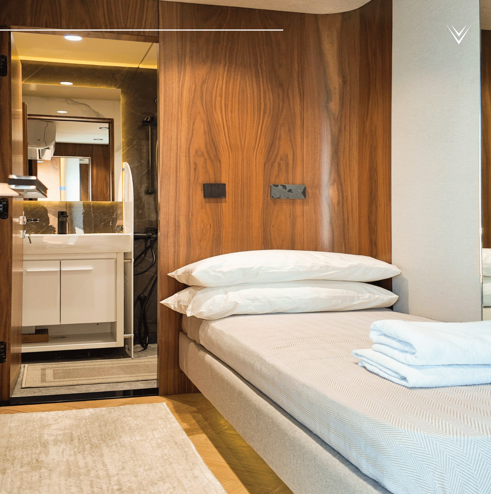 RISE 70 captain cabin with single bed, vanity and mirrored wardrobe